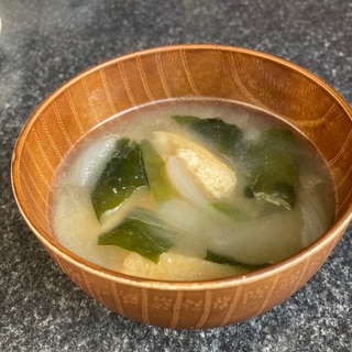 新玉ねぎ、油揚げ、わかめの味噌汁